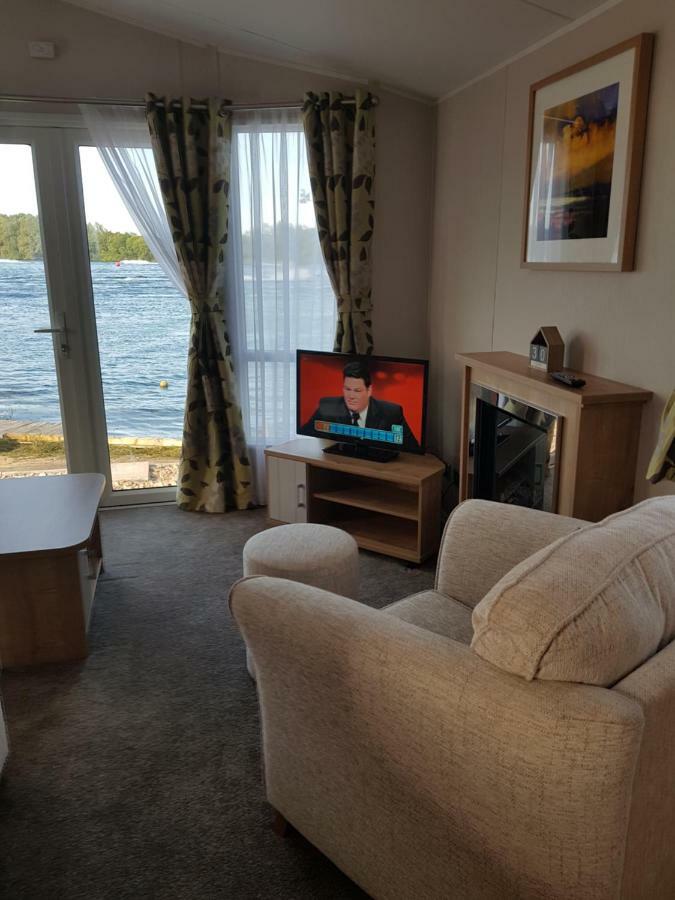 Dees Hot Tub Breaks At Tattershall Lakes Jet Ski 4 Exterior photo