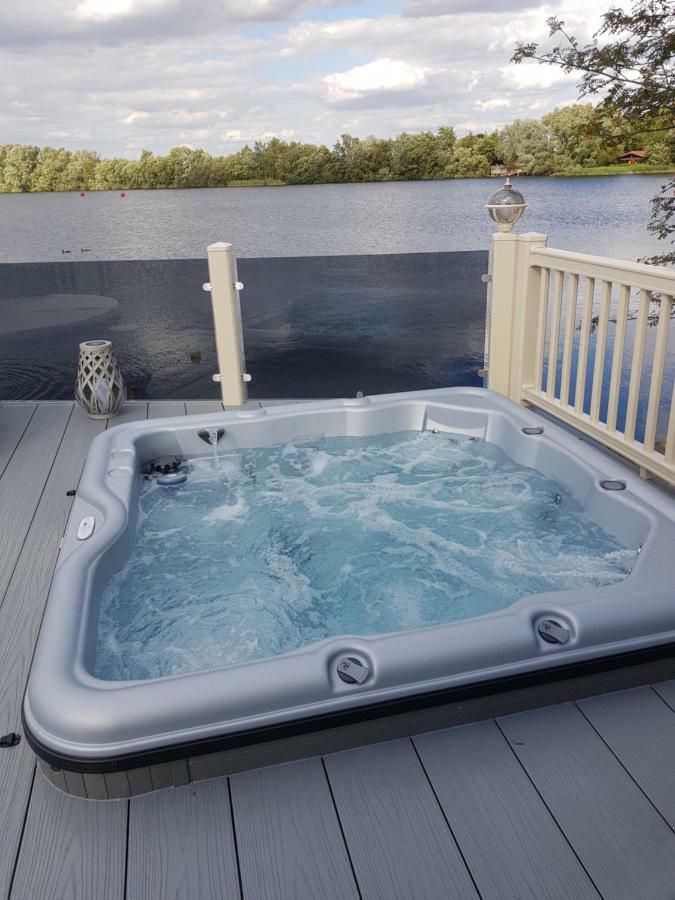 Dees Hot Tub Breaks At Tattershall Lakes Jet Ski 4 Exterior photo